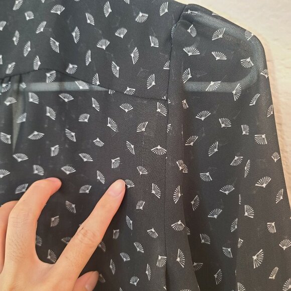 H&M Blouse Size 2 Womens Black Fan Print Chiffon Hidden Button Front Casual Work - Picture 9 of 12
